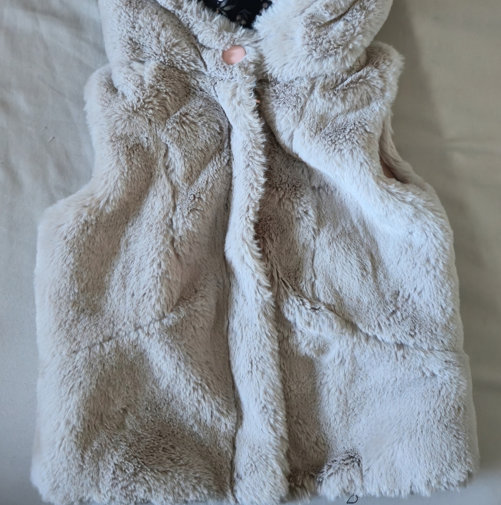Adorable Blush Pink Faux Fur CATHERINE MALANDRINO Kids Hooded Vest. Super Soft!